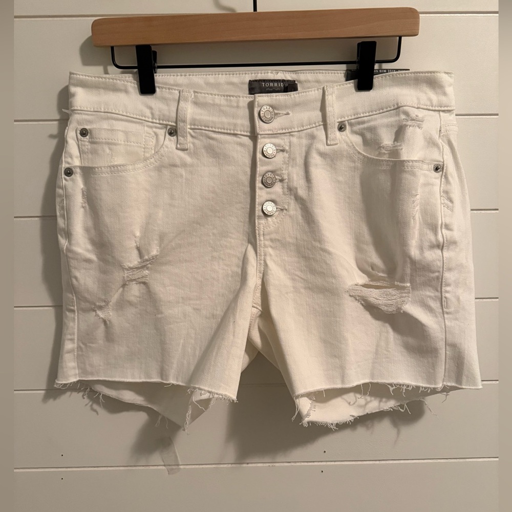Torrid 5” Boyfriend Mid Rise Denim Shorts Size 10 White Distressed NWT
